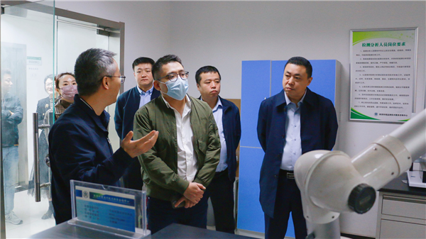 6686体育官网集团领导到监测公司调研实验室建设情况.png